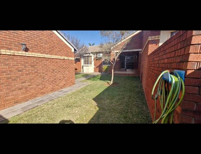 2 BEDROOM TOWNHOUSE FOR SALE IN MONAVONI